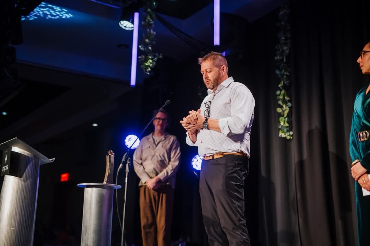 Érick Beauséjour receiving an award on stage
