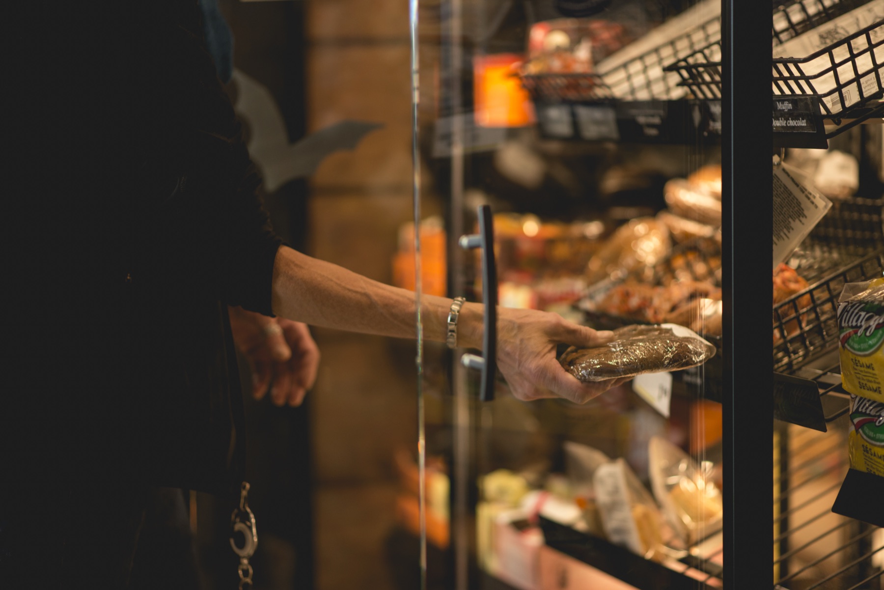 Client choisissant un produit prêt-à-manger en magasin Beauséjour