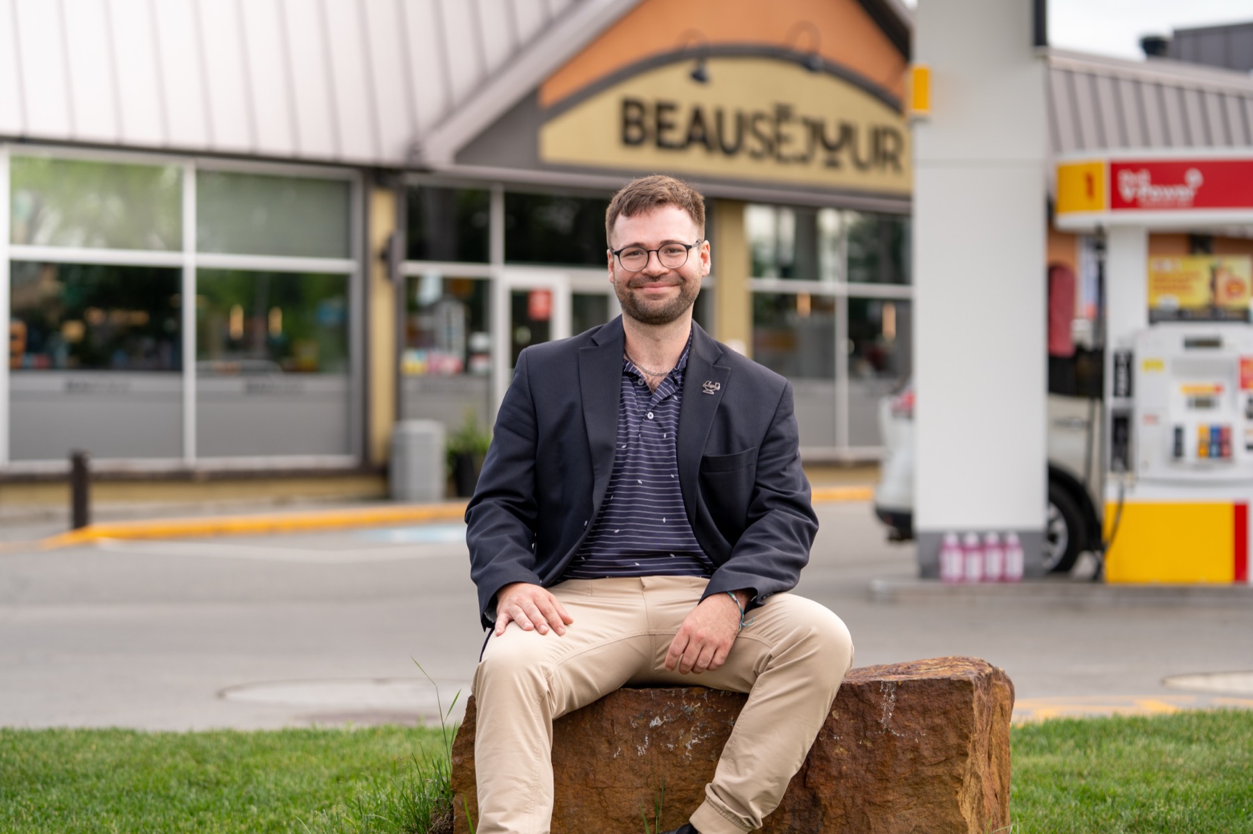 Érick in front of a Beauséjour store